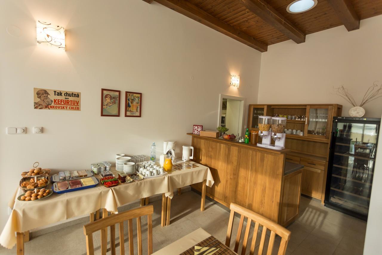 Penzion Jelen Vranov Nad Dyji Luaran gambar